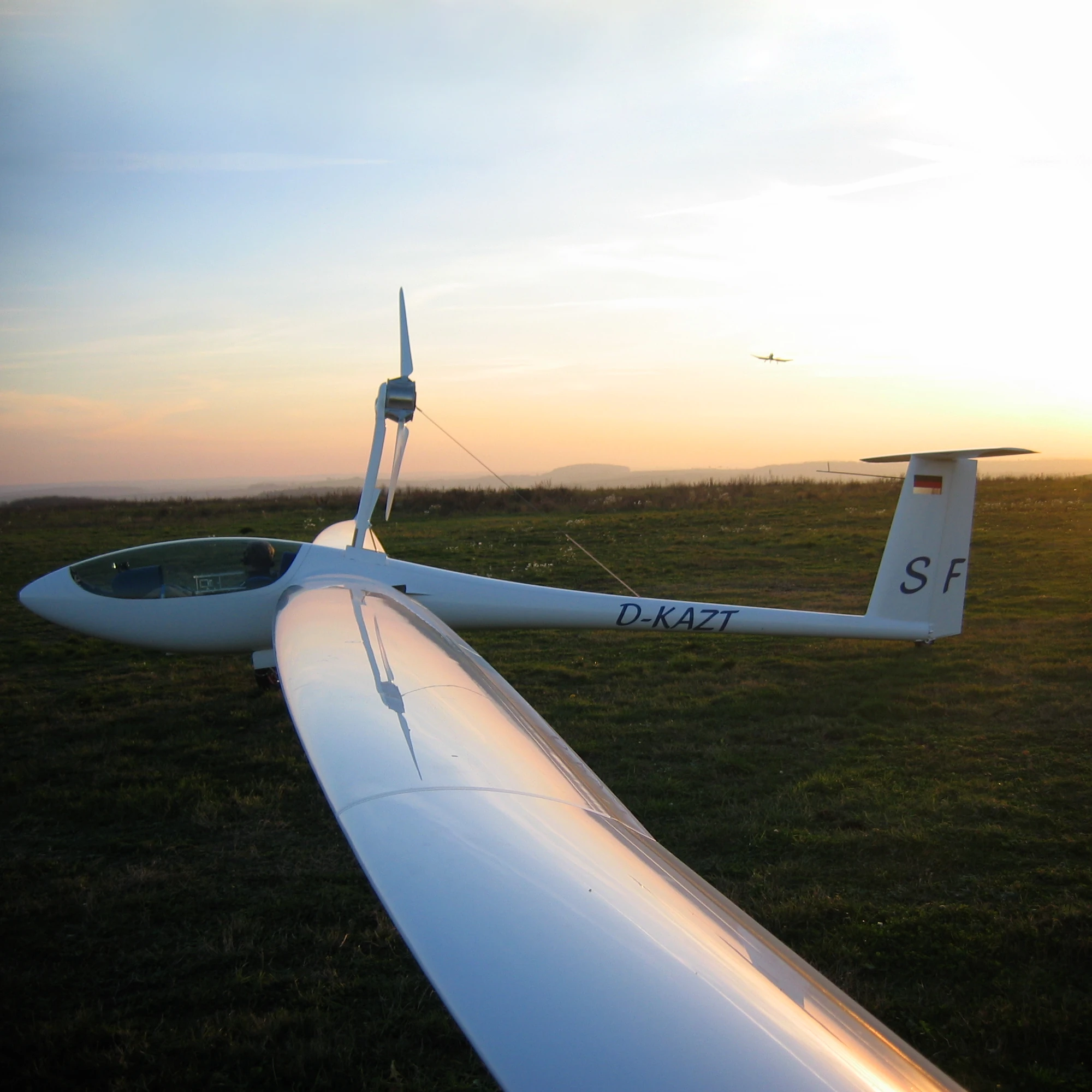 Segelflugzeug am Boden Blick über Tragfläche Sonnenuntergang