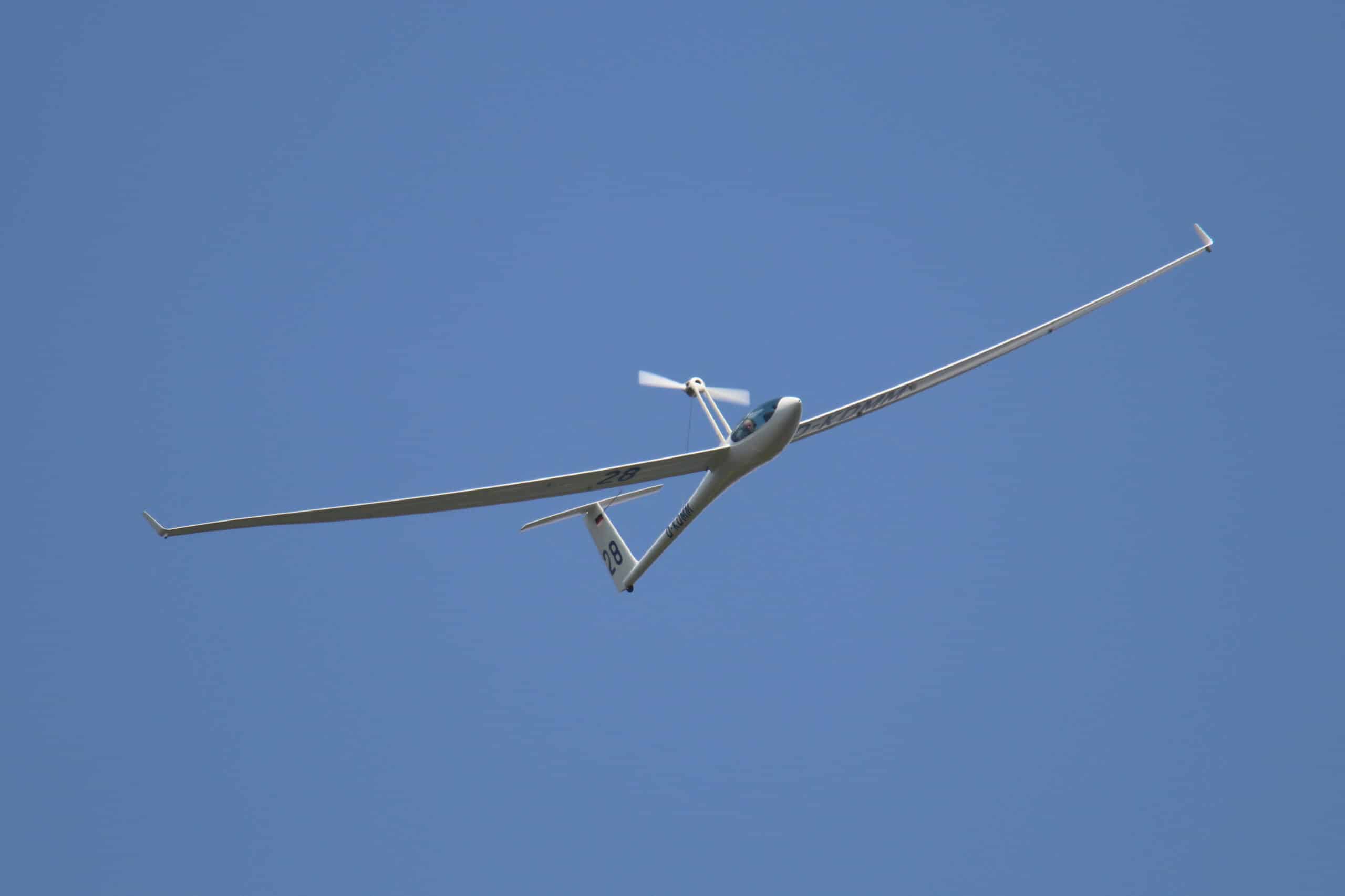Segelflugzeug mit ausegfahrenem Elektromotor in der Luft